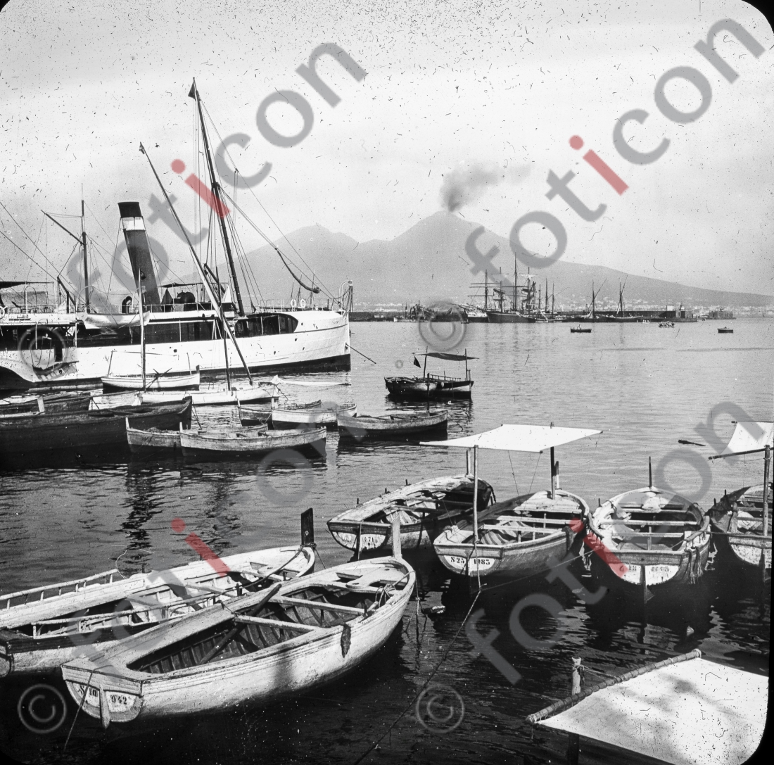Hafen von Neapel | Port of Naples (foticon-simon-147-056-sw.jpg)